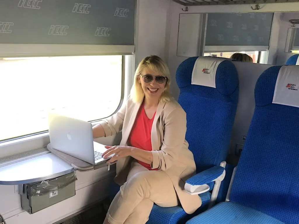 Reiseexpertin Antje Zimmermann im Zug nach Posen 