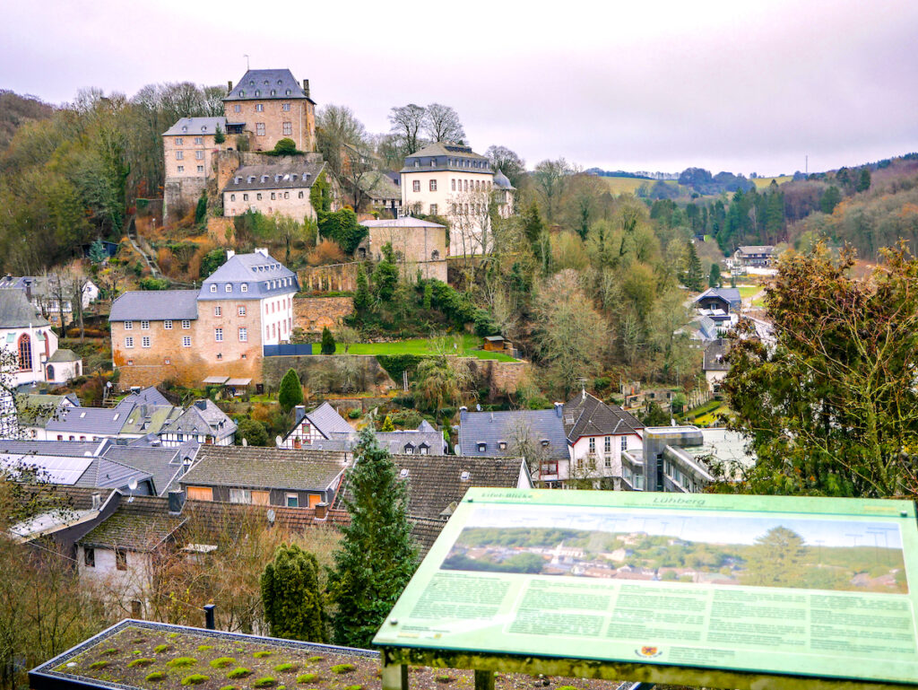 Winterwandern in der Eifel bietet sich rund um Blankenheim an.