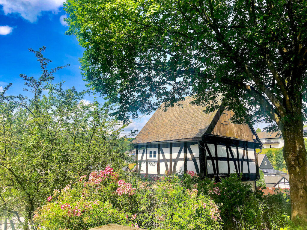 Geheimtipps NRW-Dörfer - Assinghausen im Sauerland ist eines der Rosendörfer 