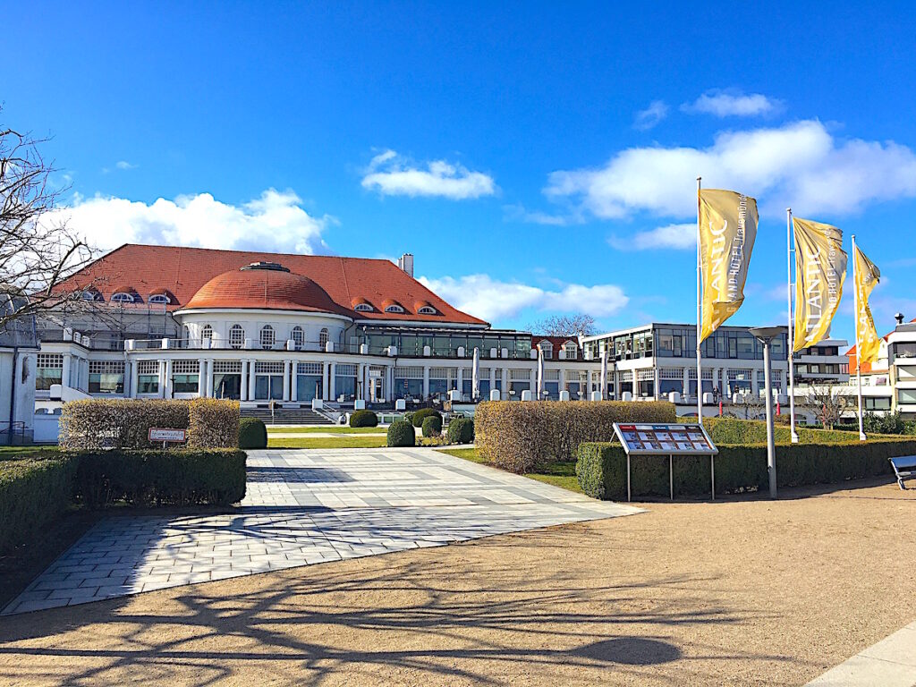 Sich einmal wie der alte Adel fühlen: Küstenstädte in Deutschland machen es möglich. Wie hier im Atlantic Grand Hotel Travemünde.