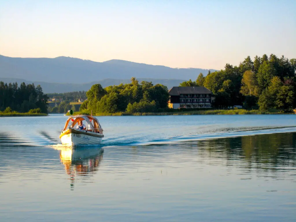 Der Faaker See ist der wärmste See in Kärnten und einer der größten Naturschätze in Österreich.