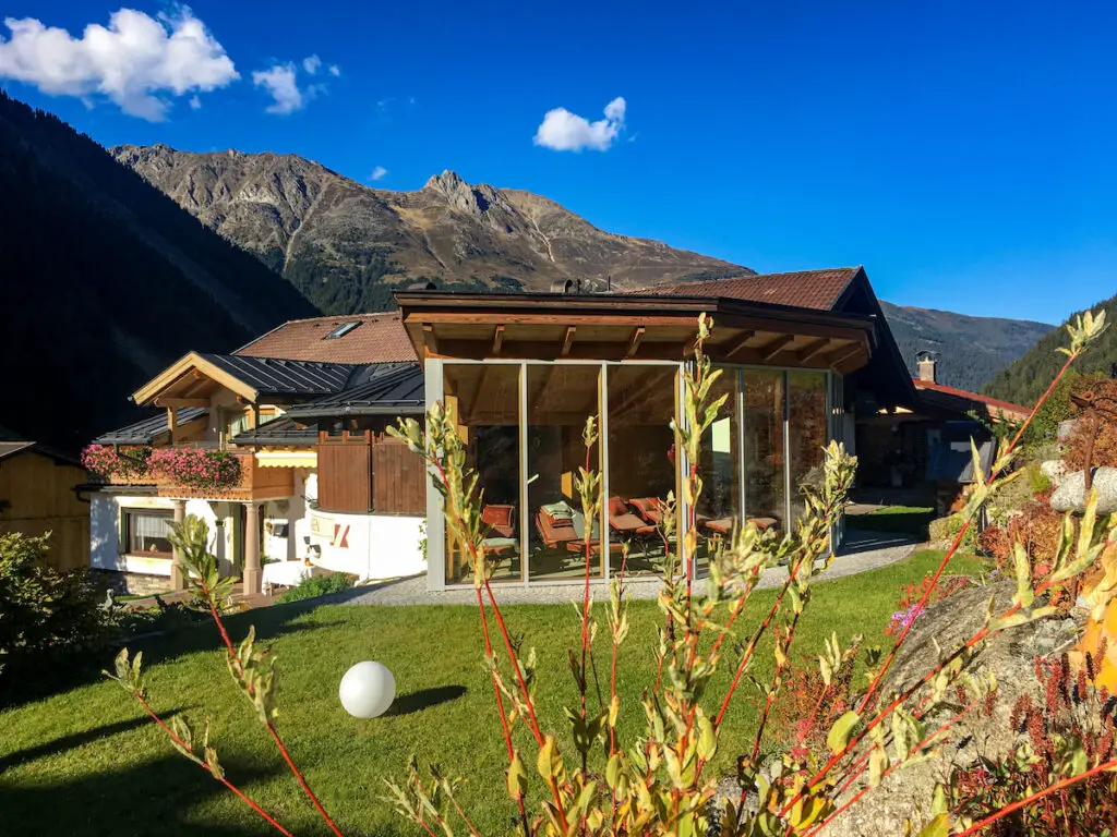 Das Tiroler Sellraintal bietet Naturschätze in Österreich: Berge, Seen und Gärten.