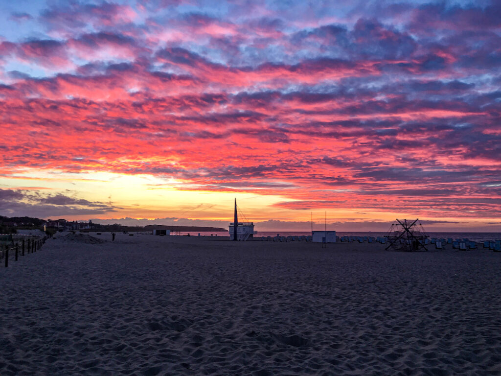 Küstenstädte in Deutschland bieten großes Kino: hier der Sonnenuntergang in Warnemünde.