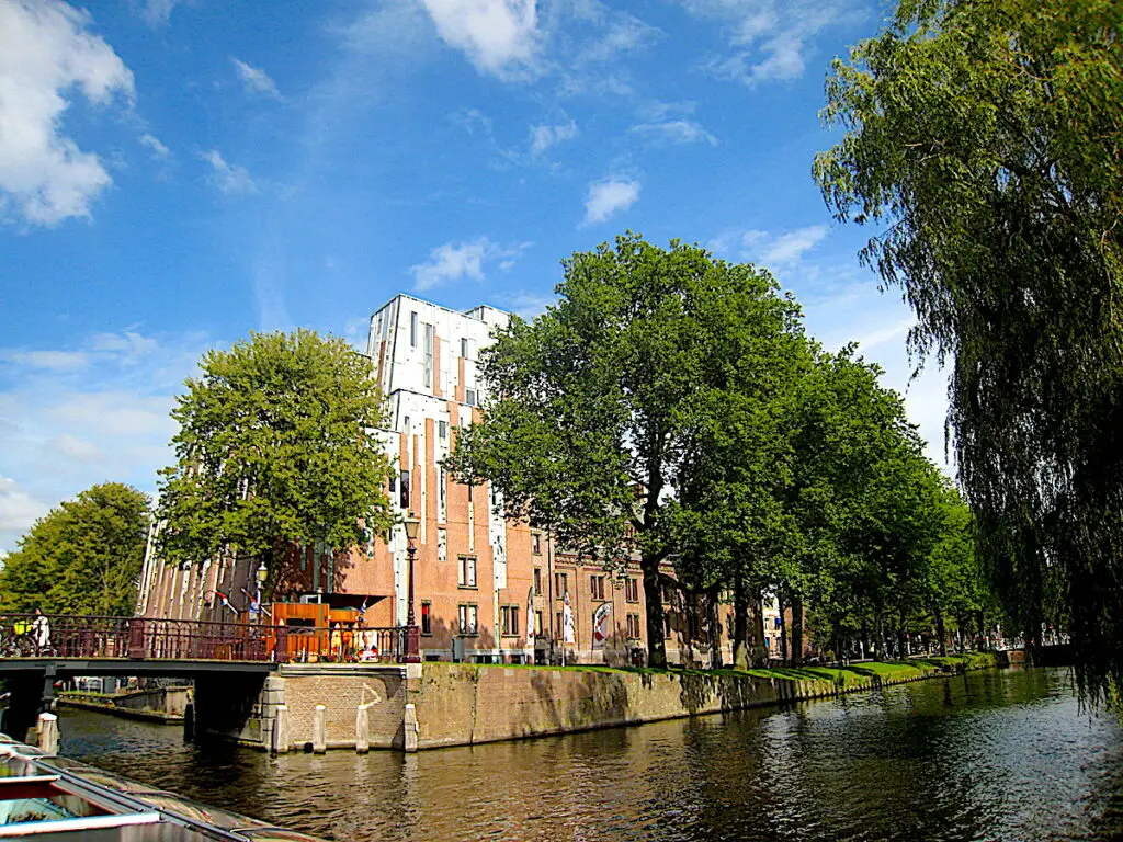 Die 5 besten Alternativen zu Amsterdam - Haarlem bietet Grachten und Gemütlichkeit.