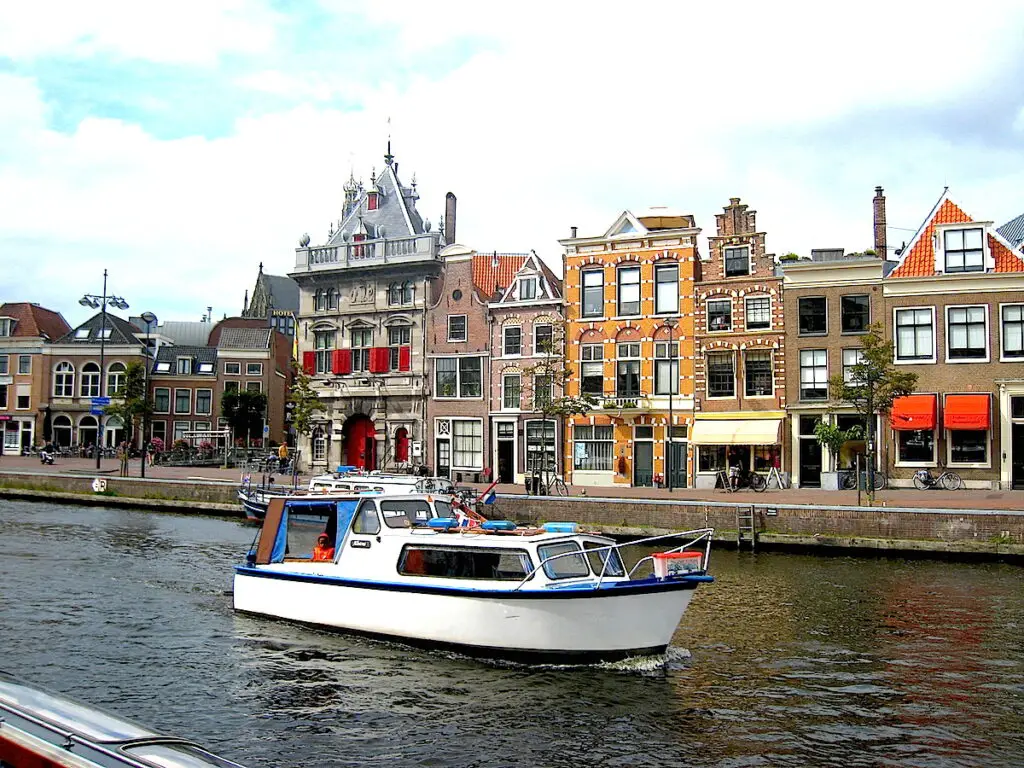 Die 5 besten Alternativen zu Amsterdam - Haarlem bietet Grachten und Gemütlichkeit.