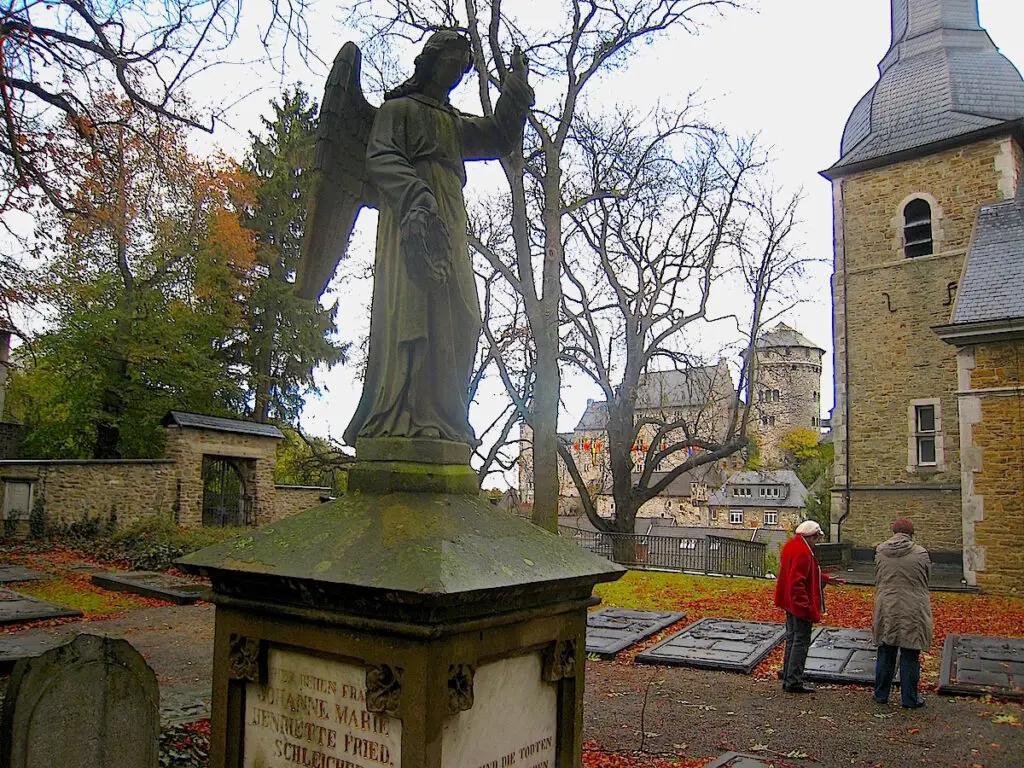 Das Mittelalter in NRW lässt sich auch auf dem Kupfermeister-Friedhof in Stolberg erleben.