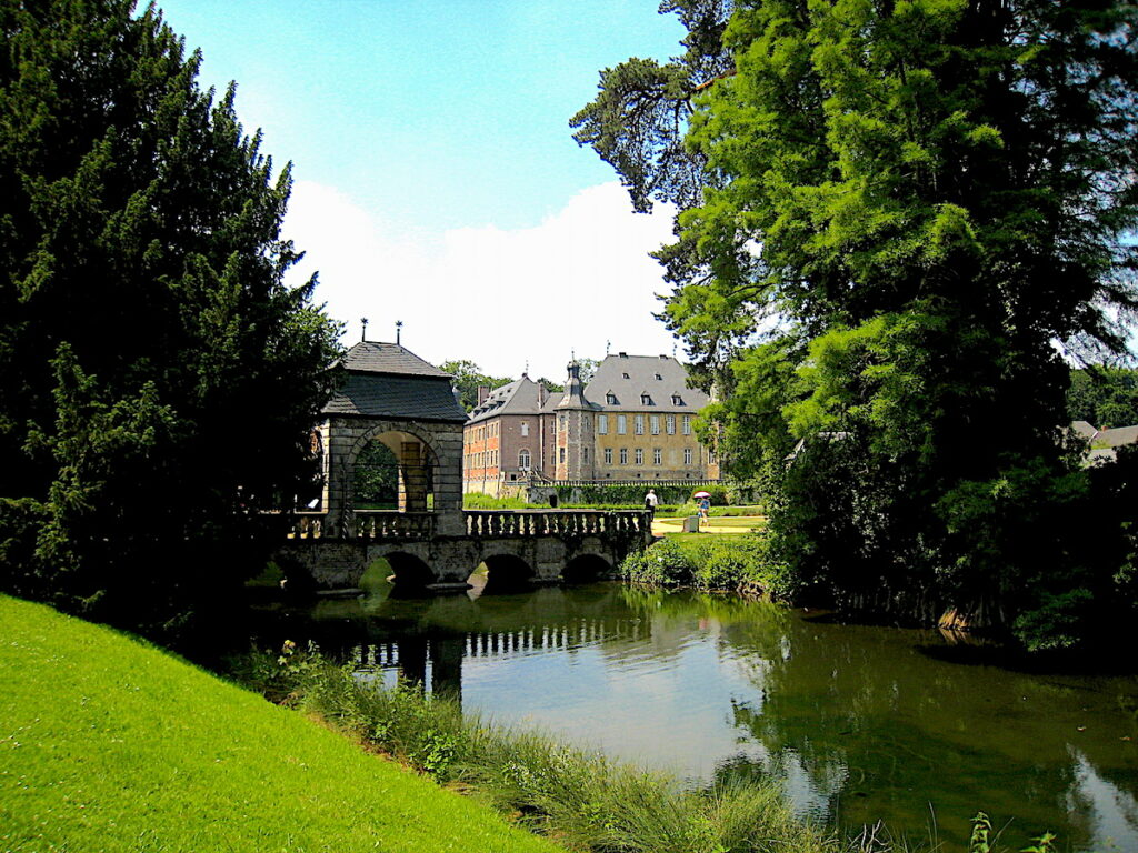 Schloss Dyck am Niederrhein ist ein besonders schönes Schlosshotels in NRW.