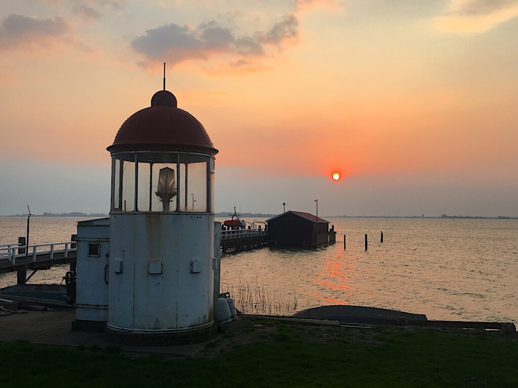 Rotgoldene Abendstimmung am Markermeer in Holland.