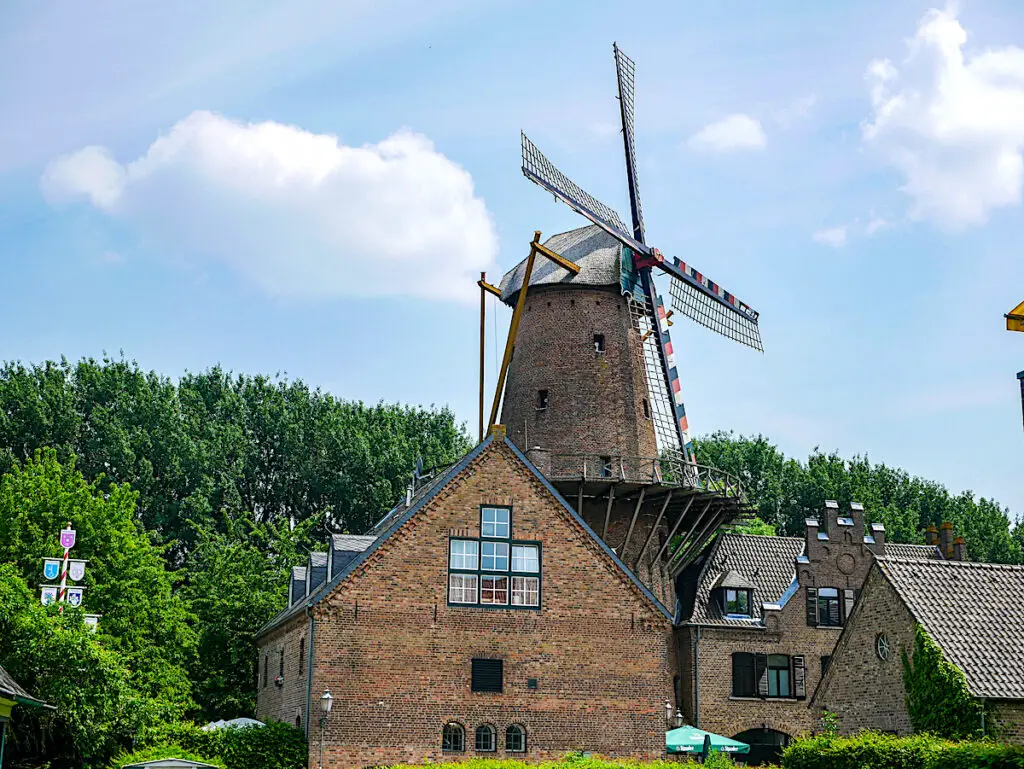 Die historische Mühle im Mittelalterstädtchen Kalkar am Niederrhein.
