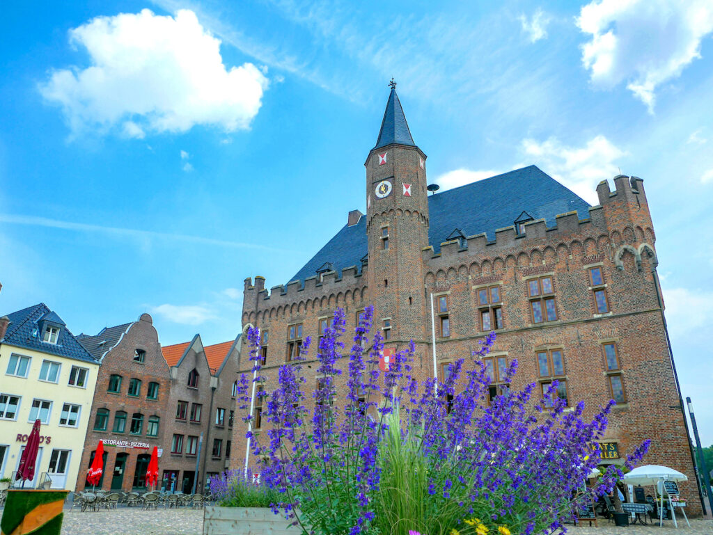 Das imposante Rathaus im Mittelalterstädtchen Kalkar am Niederrhein.