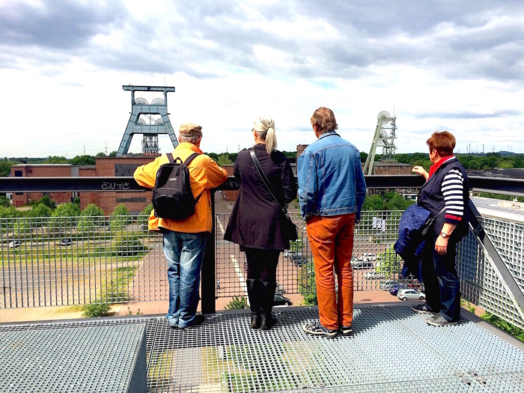 Wanderer auf einer Aussichtsplattform - Originelle Ausflugsziele im Ruhrgebiet 