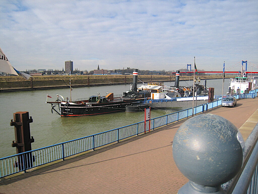 Ausflugsziele im Ruhrgebiet - die Hafenpromenade in Duisburg-Ruhrort bieet historische Museumsschiffe