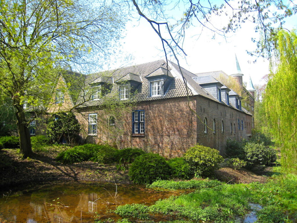 Zu den schönsten Schlosshotels in NRW zählt auch Schloss Walbeck - das Schloss bietet bezahlbare Unterkünfte.