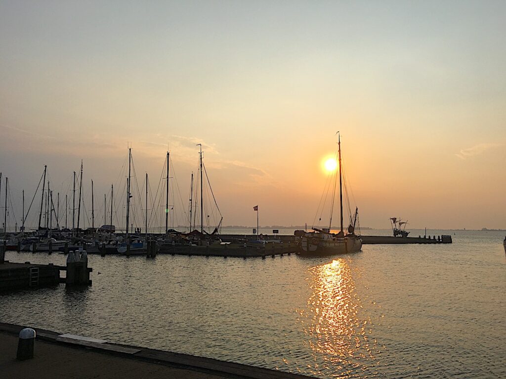 Sonnenuntergang über einem Yachthafen in Holland.