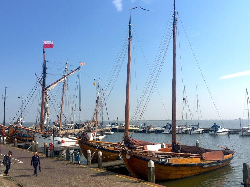 Der Yachthafen in Volendam am Markermeer. 