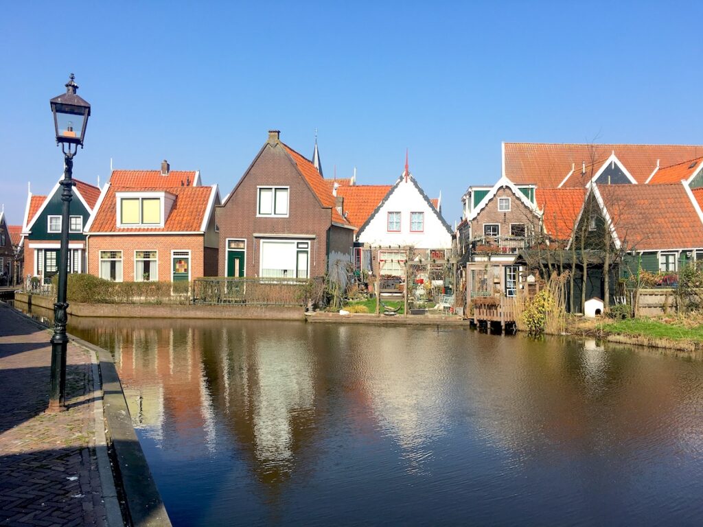 Grachten und kleine Häuser am Markermeer.