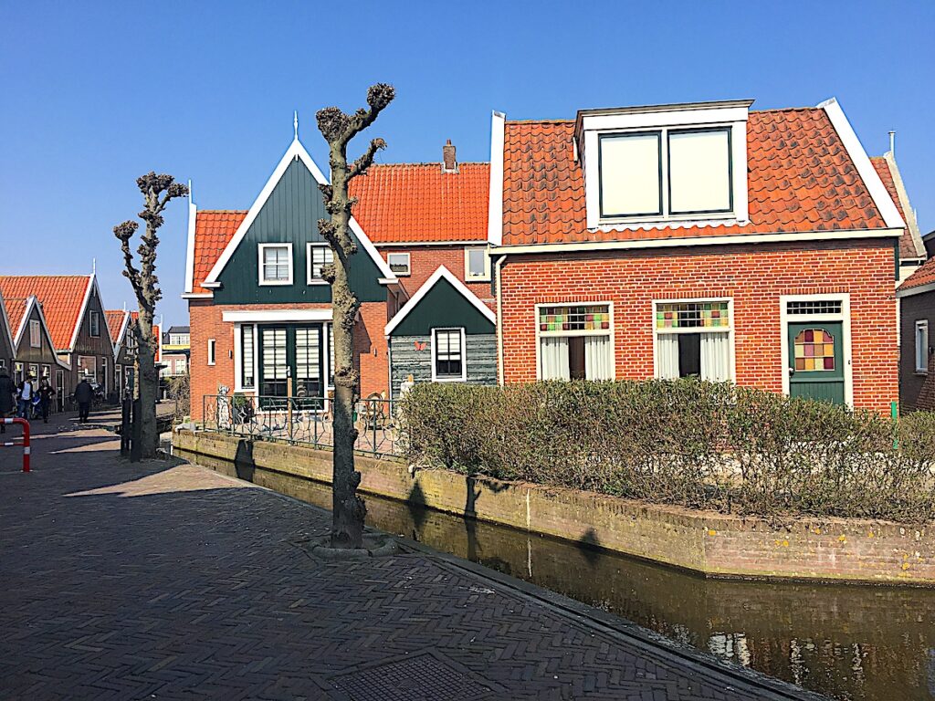 Kleine Gassen und Häuser in Volendam am Markermeer. 