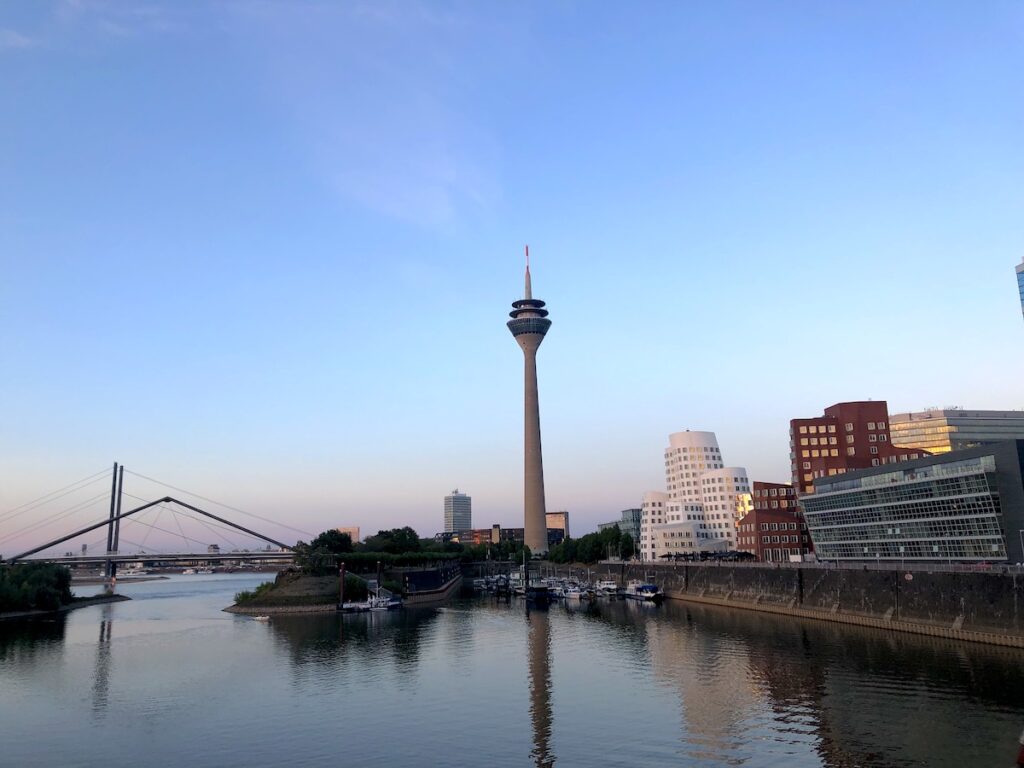Die Skyline des Düsseldorfer Medienhafens ist besonders in den Abendstunden einer der schönsten Fotospots in NRW.