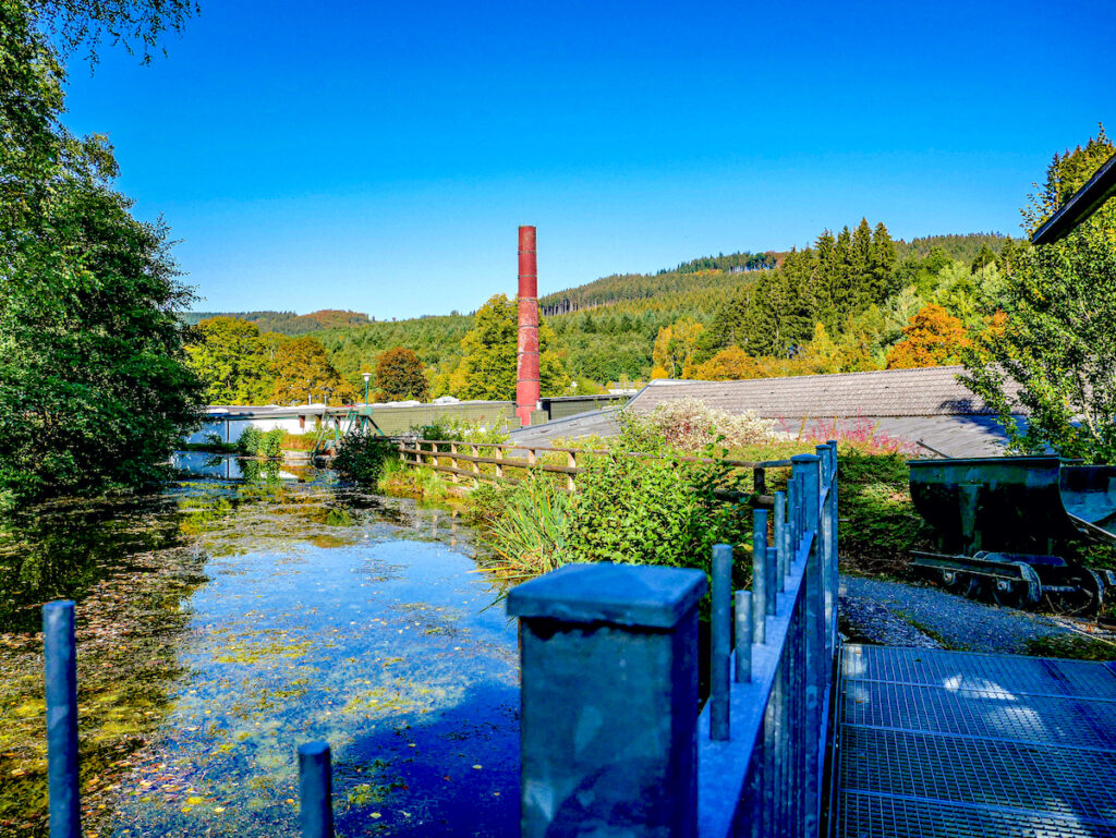 Wo sich Industrie und Natur zu einem der schönsten Fotospots in NRW verbinden: die alte Werkzeugfabrik in Eslohe. 