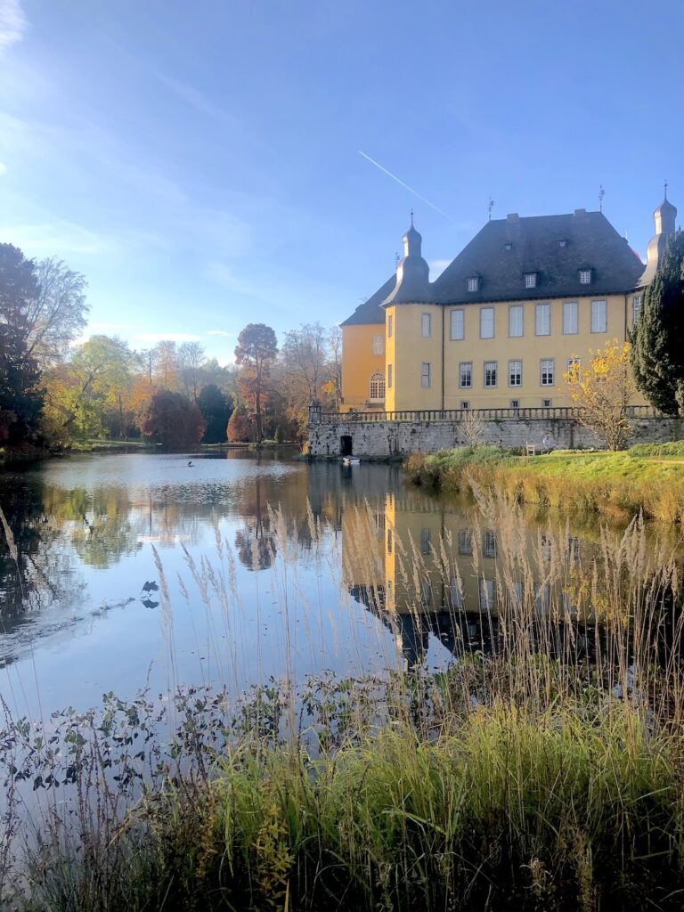 Auch Schloss Dyck am Niederrhein ist ein besonders schöner Fotospot in NRW.