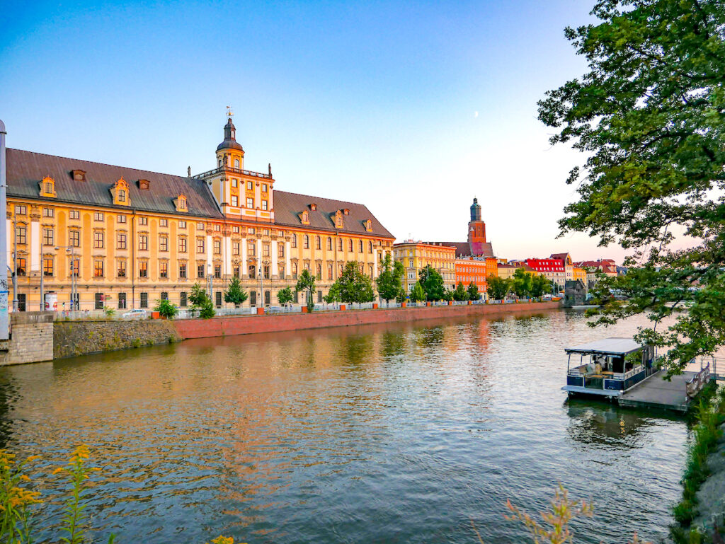 Das Hauptgebäude der Universität von Breslau spiegelt sich in der Oder.