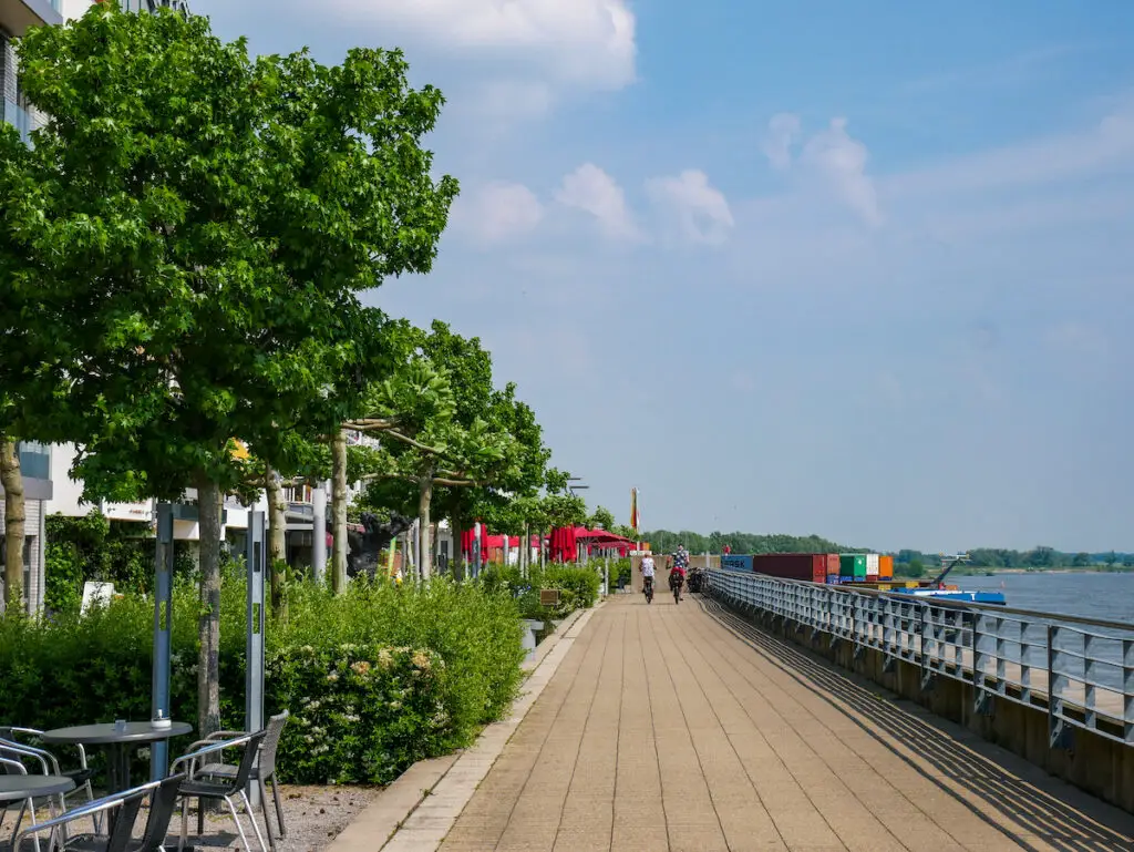 Zieleinlauf des Hanseradweges: die lange Rheinpromenade in Emmerich