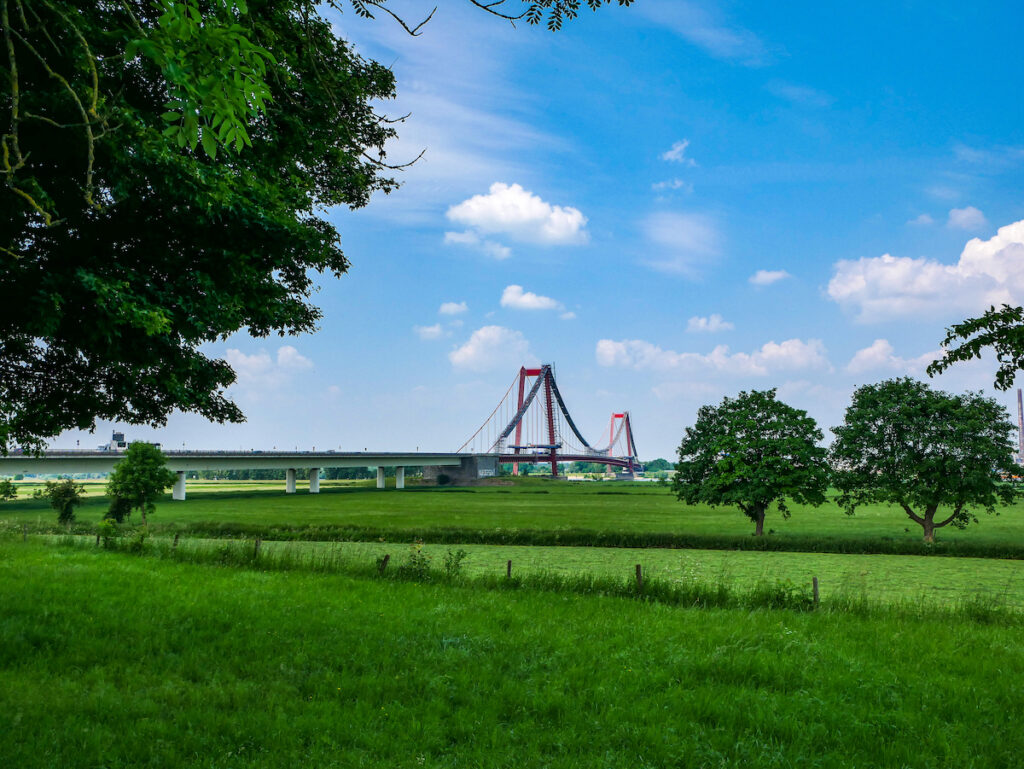 Der Hanseradweg führt auch über die lange Hängebrücke in Emmerich. 