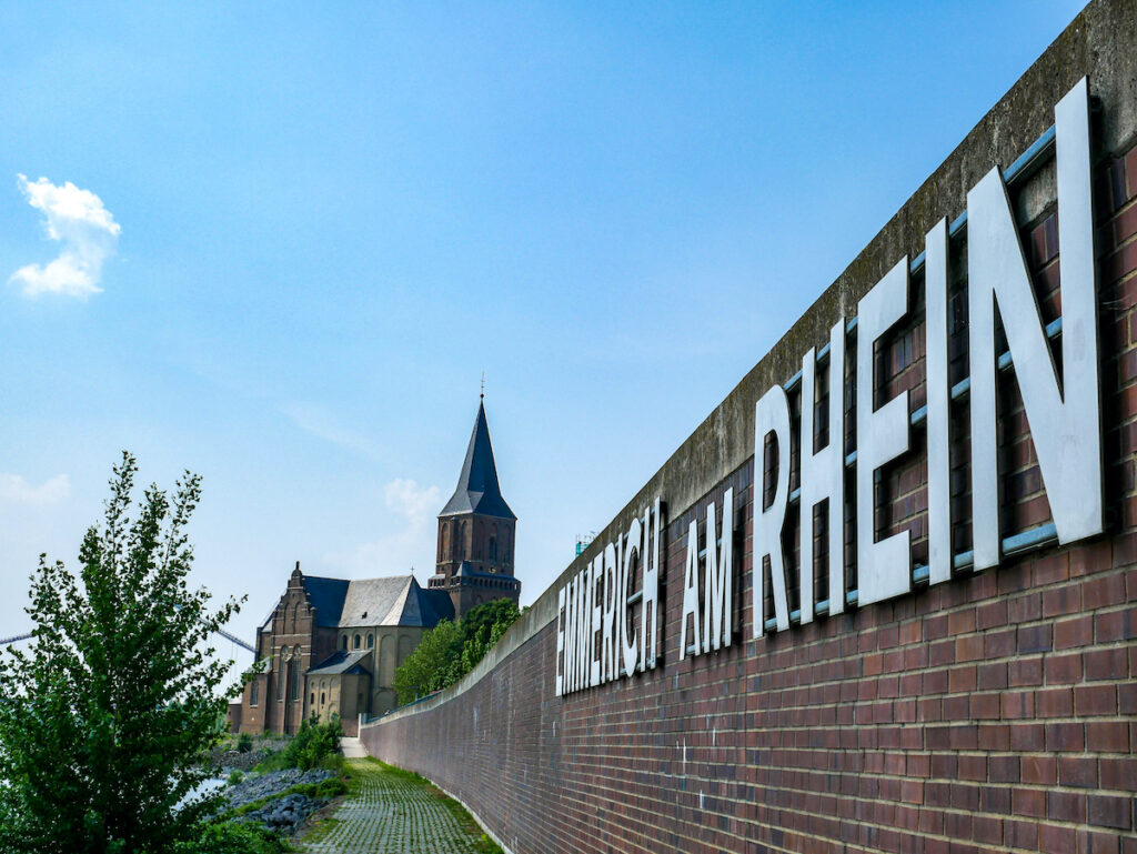 Der Hanseradweg endet an der langen Rheinpromenade in Emmerich