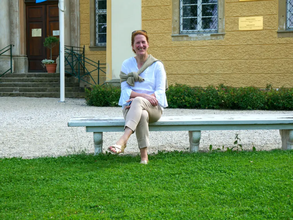 Elisabeth von Küster ist die Eigentümerin von Schloss Lomnitz. Sie hat nach dem Mauerfall das erste Schlosshotel im Hirschberger Tal in Niederschlesien eröffnet.