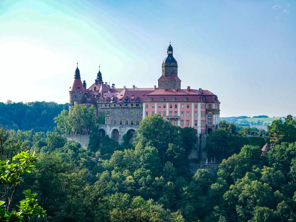 Das imposante Schloss Fürstenstein liegt am Rande des Hirschberger Tal in Niederschlesien. 