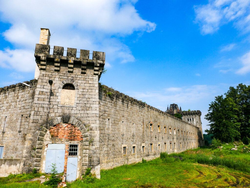 Die Ruine von Schloss Boberstein liegt ebenfalls im Hirschberger Tal in Niederschlesien. Um das verlassene Gebäude ranken sich viele Legenden. 