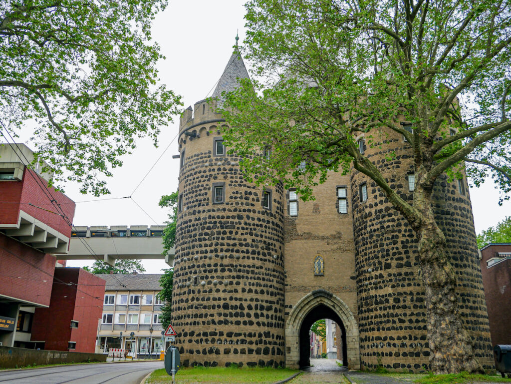 In Neuss startet der Hanseradweg. Das dortige Obertor erinnert an die bedeutende Vergangenheit der Handelsstadt.