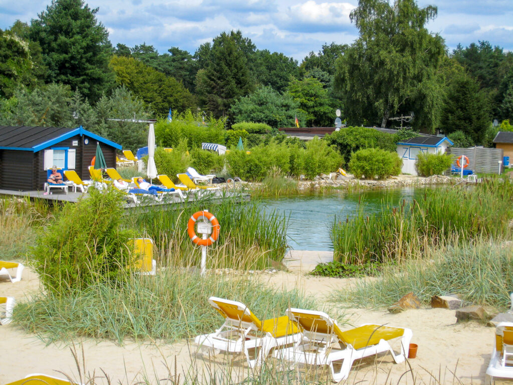 Das Jammertal Resort im Münsterland gilt als eines der schönsten Wellnesshotels in NRW, weil es auch einen großen Naturbadeteich Sand bietet.