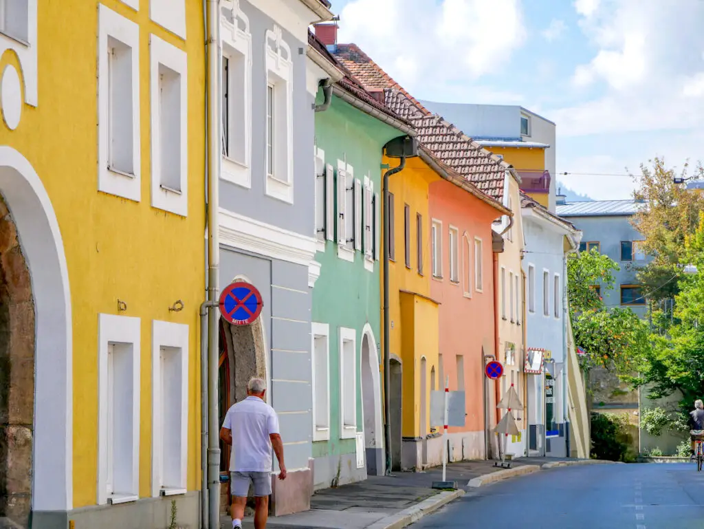 Farbenfrohe Fassaden in Bruck an der Mur machen das Mittelalter in der Steiermark lebendig. 