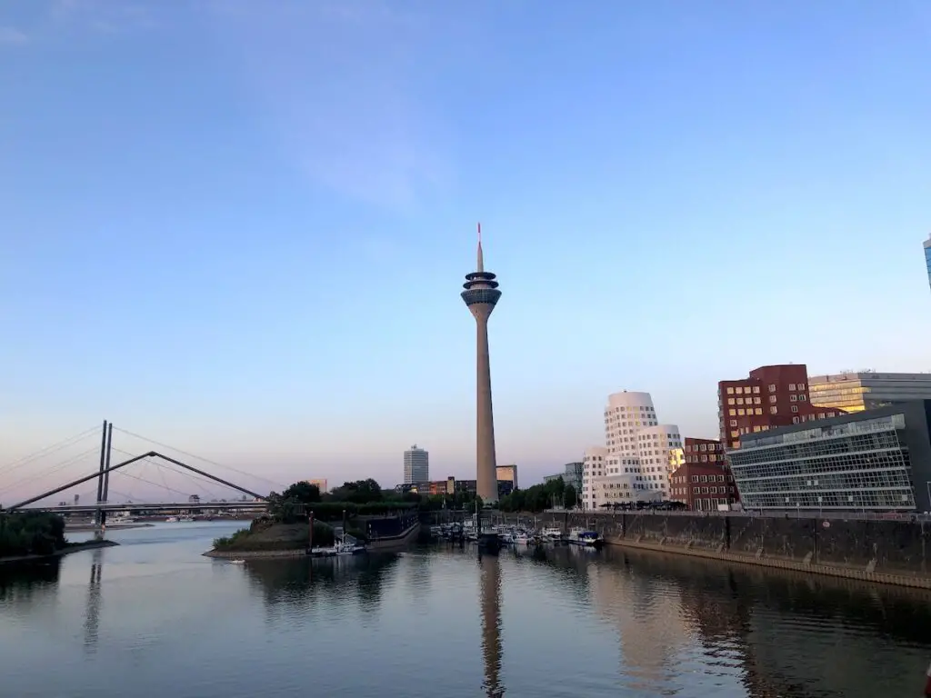 Sonnenuntergang im Medienhafen Düsseldorf
