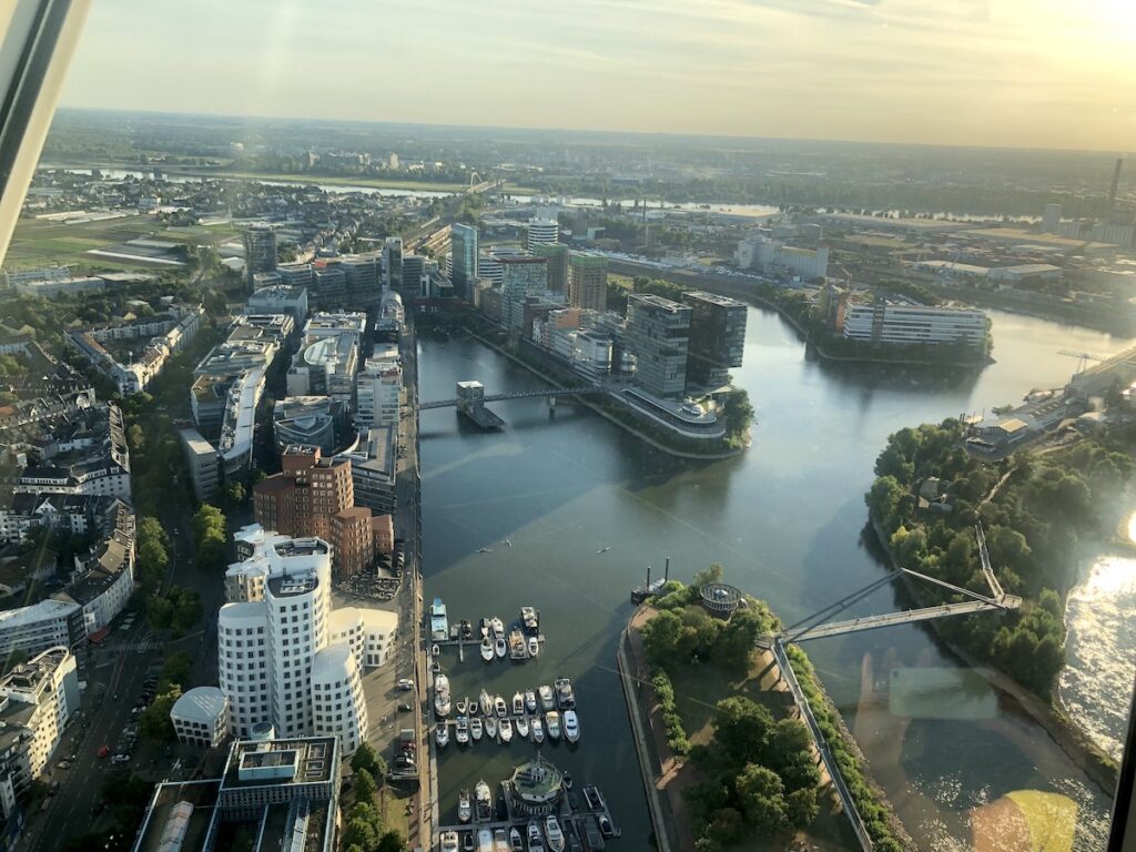 Ausblick vom Rheinturm auf den Medienhafen in Düsseldorf