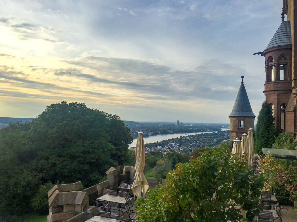 Schloss Drachenburg in Königswinter bietet Gastronomie und eine Ferienwohnung