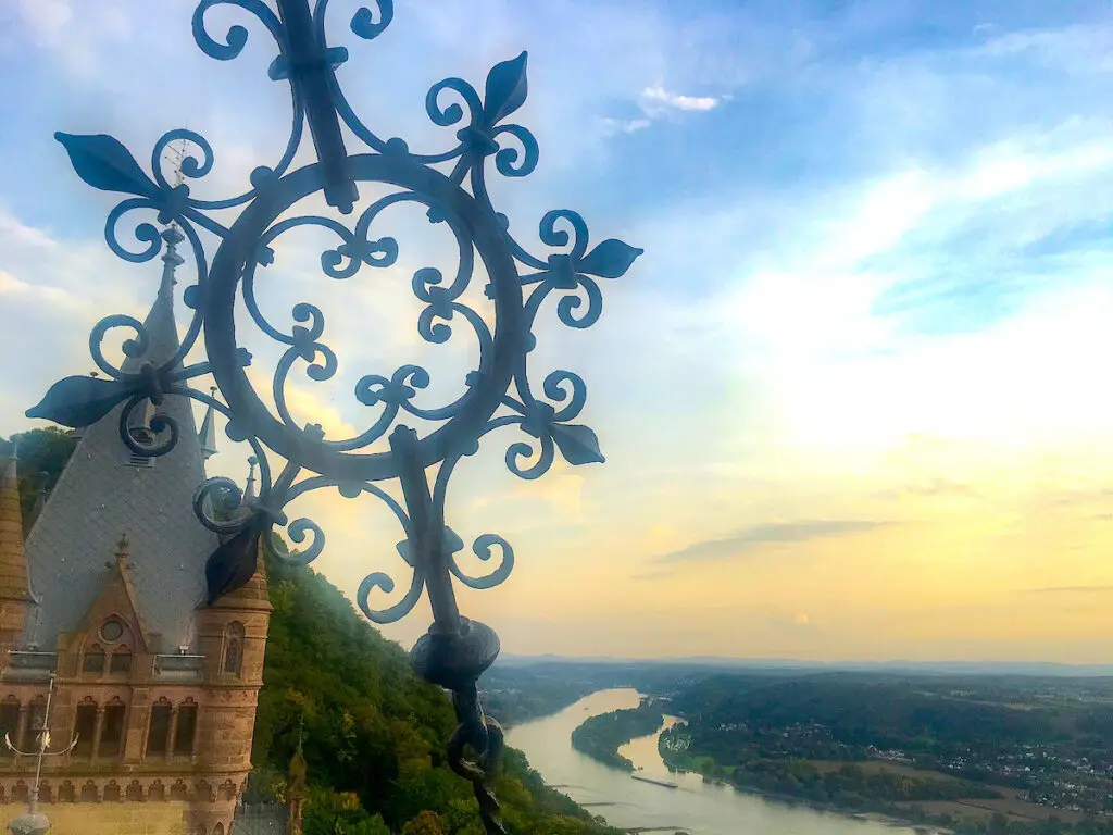 NRW Sehenswürdigkeiten - Schloss Drachenburg thront über dem Rhein