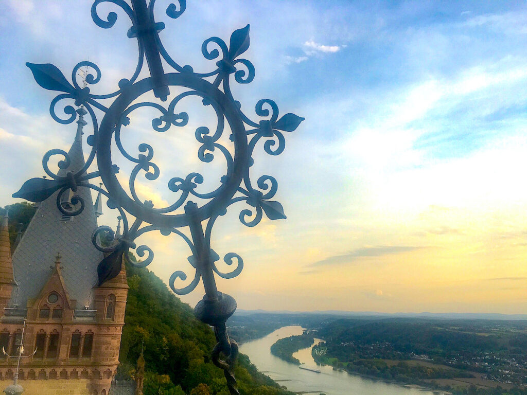 NRW Sehenswürdigkeiten - Schloss Drachenburg thront über dem Rhein