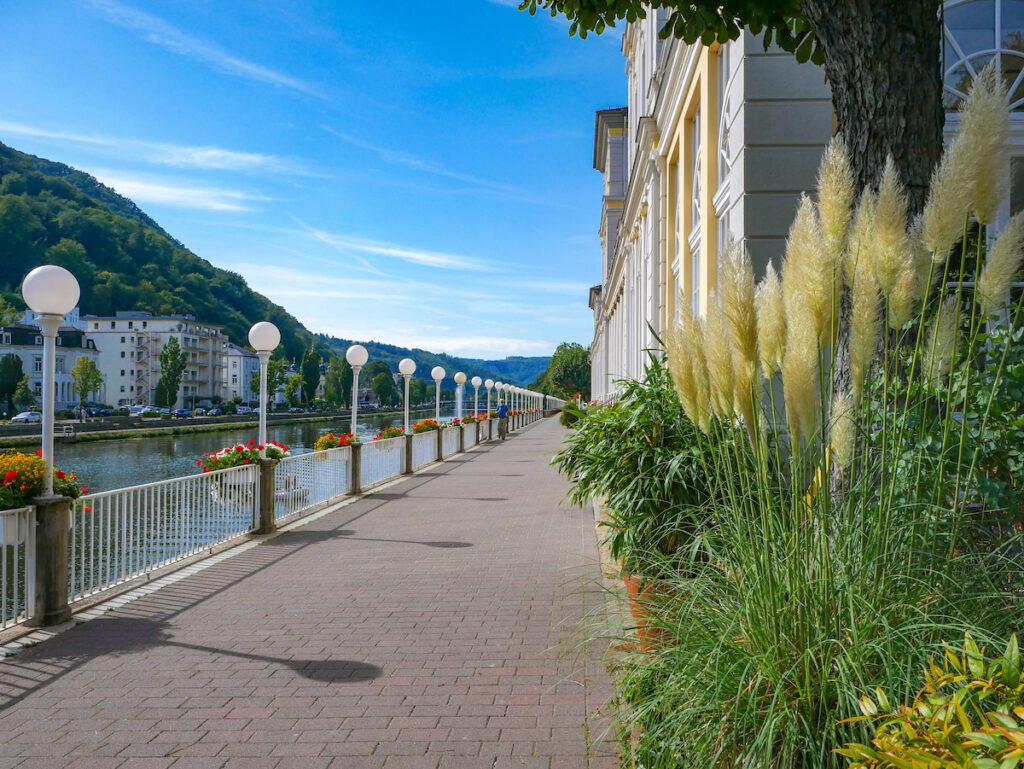 Die lange Uferpromenade in Bad Ems 