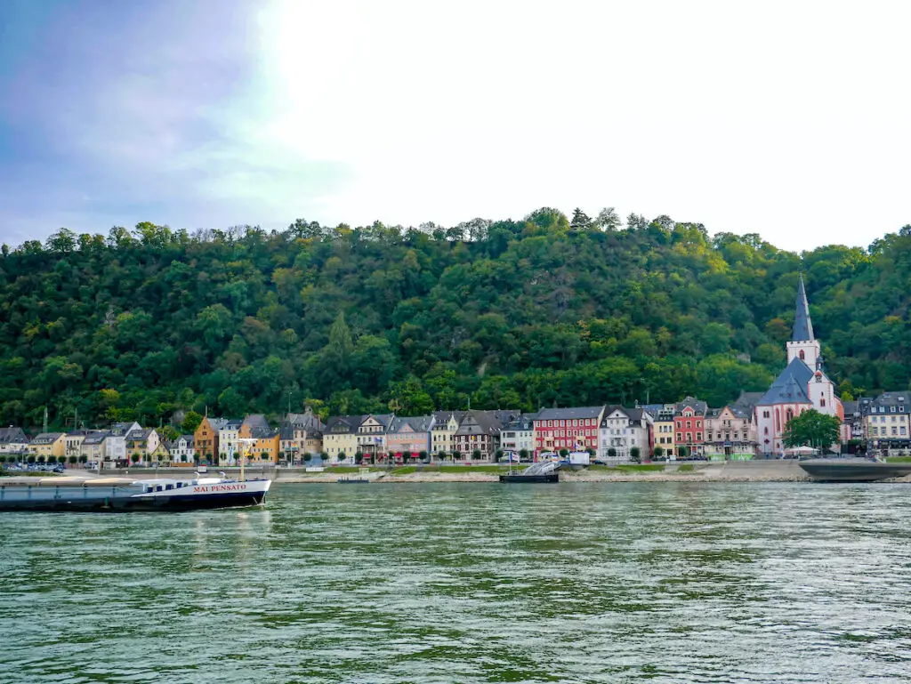 Schifffahrt auf dem romantischen Rhein bei St. Goarshausen