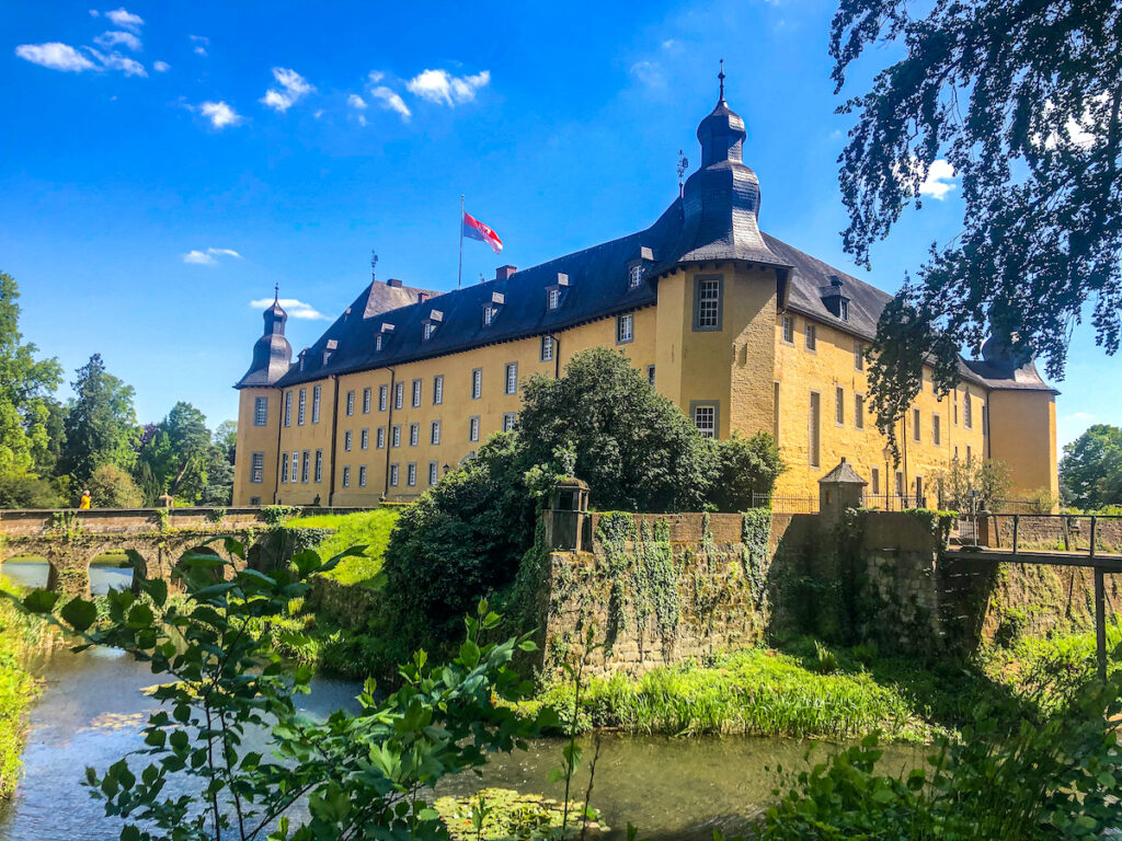 Die schönsten Schlosshotels in NRW - Schloss Dyck am Niederrhein ist vielleicht das schönste von allen.