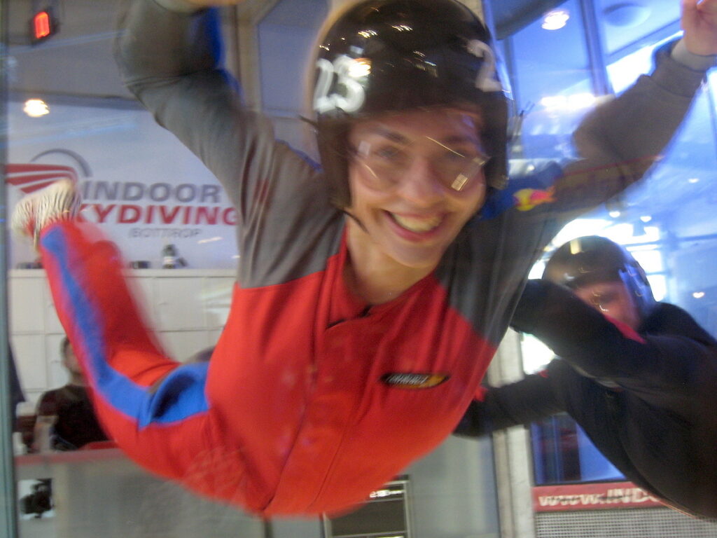 NRW bei Regen kann auch ein Erlebnis sein. Wie hier beim Indoor-Skydiving in Bottrop.