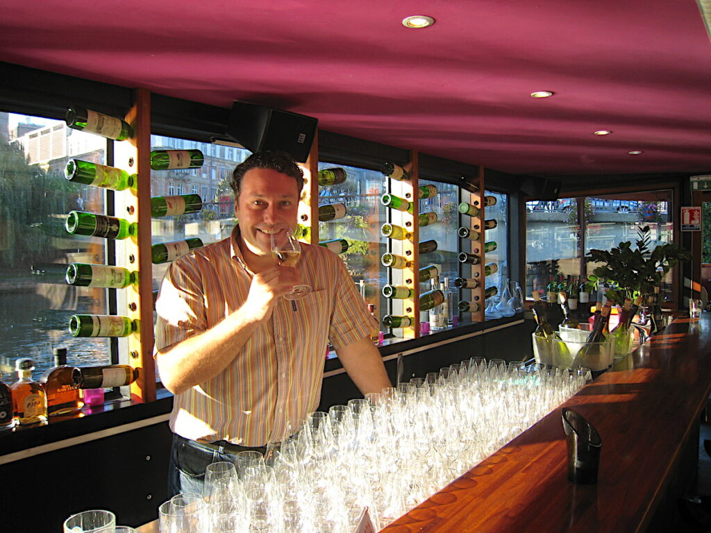 Weintasting auf einem Boot in Straßburg