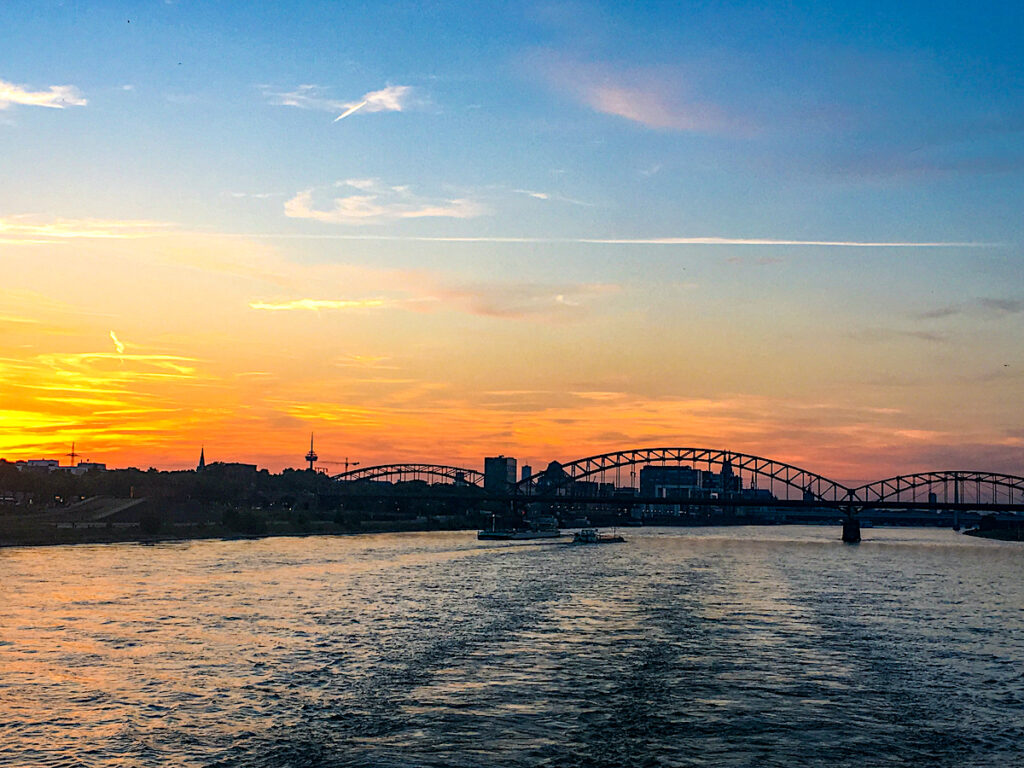 Kölns originellste Stadtführung führt natürlich auch an den Rhein.