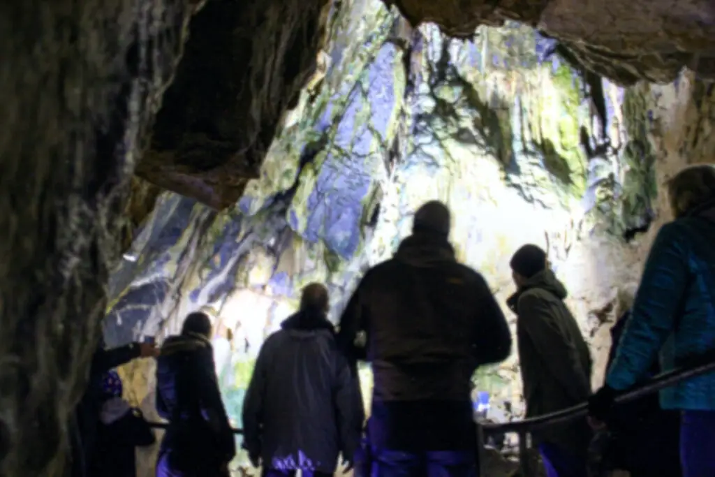 Besucher in der Bilsteinhöhle im Sauerland