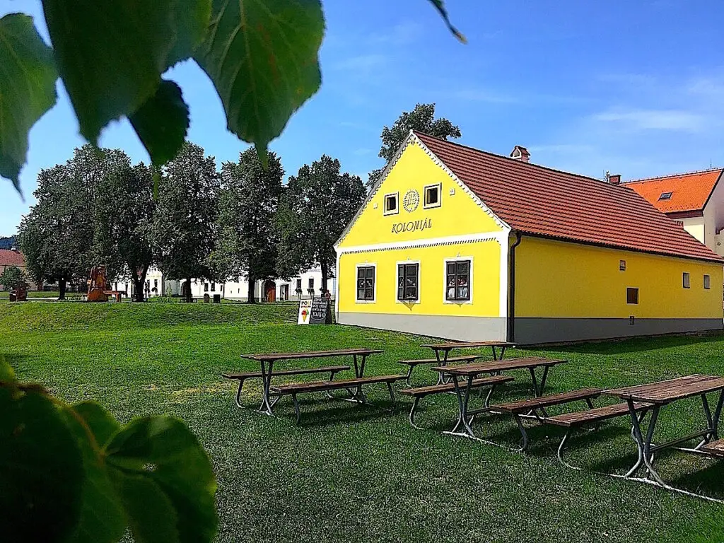 Gelbe Fassaden - ein häufiger Anblick in Böhmen, wo drei der schönsten Kurorte liegen.