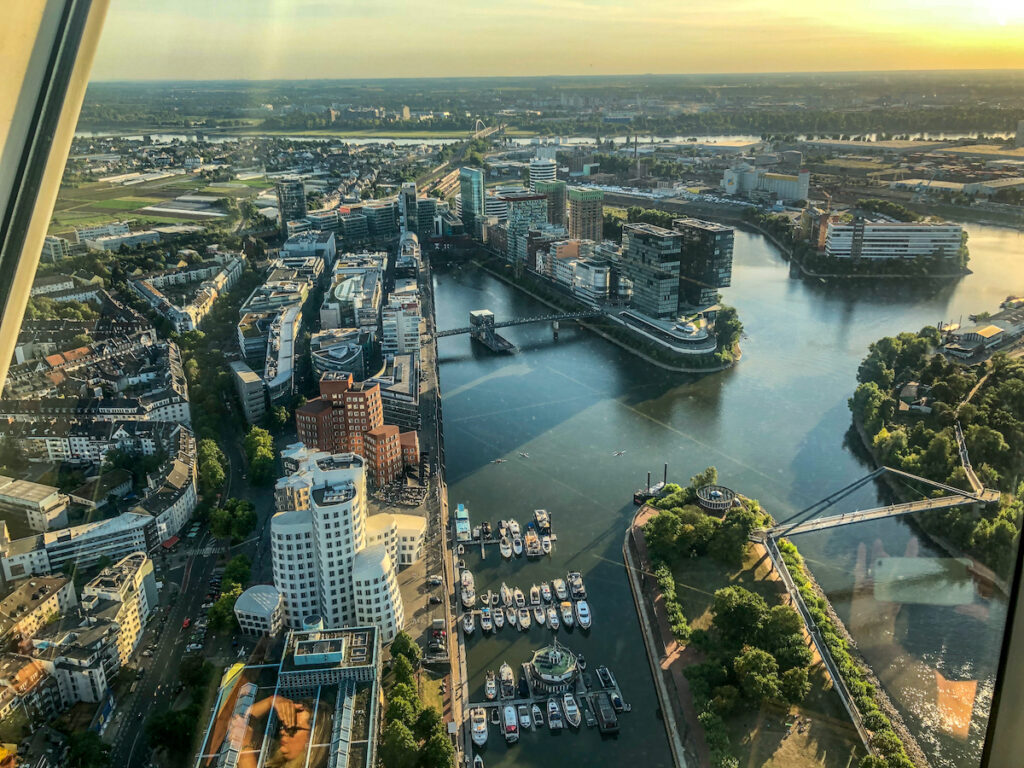 Der beste Ausblick auf die Düsseldorf Sehenswürdigkeiten bietet das Restaurant Qomo im Rheinturm