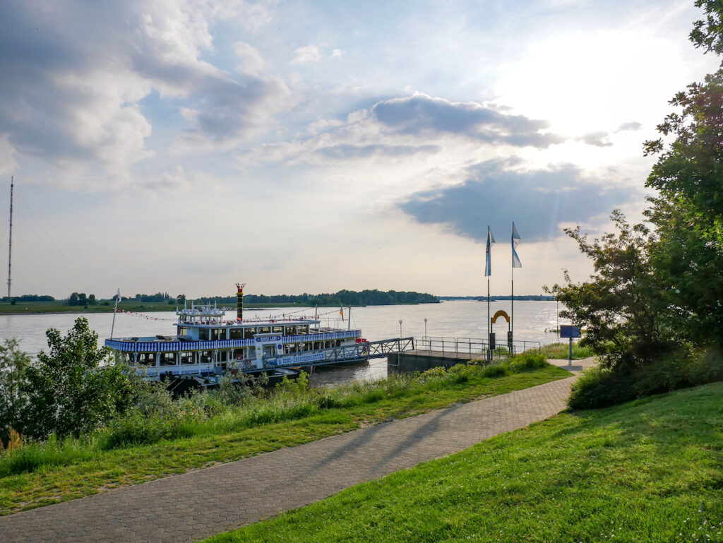 Die River Lady auf dem Rhein in Wesel 