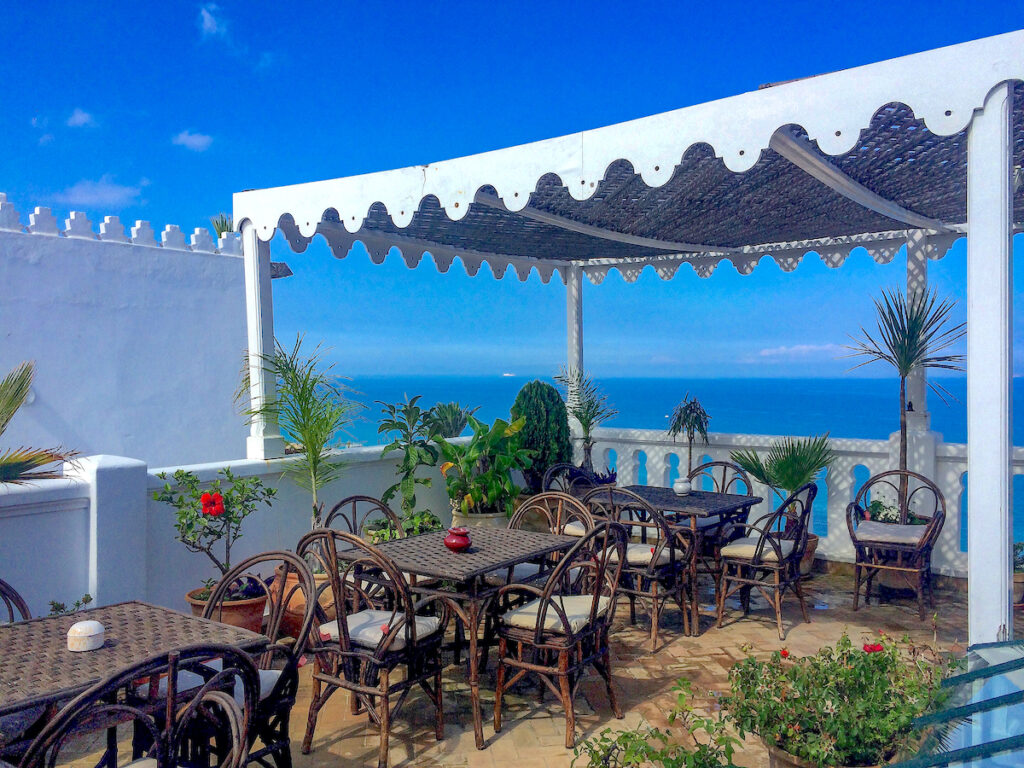 Dachterrasse in Tanger mit Blick auf die Straße von Gibraltar 